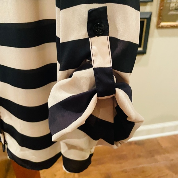 Kasper Separates roll tab sleeve button down blouse M tan black stripe flowy - Picture 6 of 10